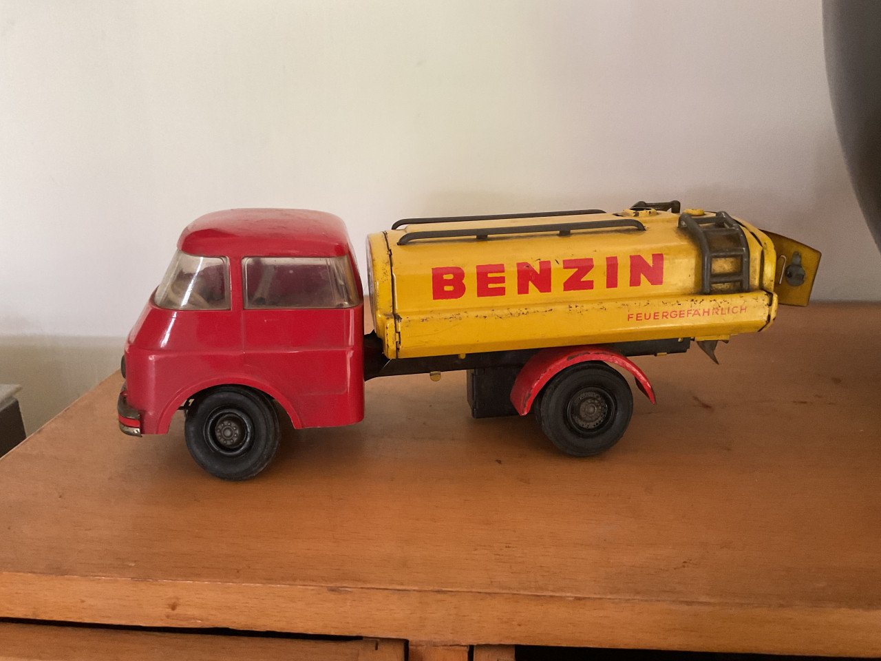 Vintage blikken tankwagen