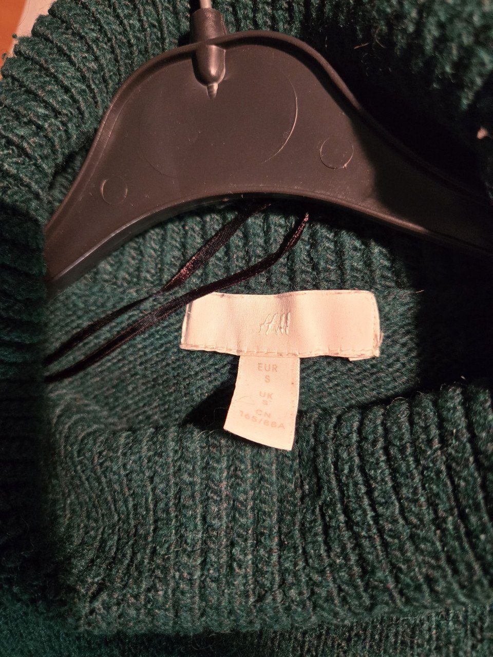 Groene trui met hoge col en lange mouwen. H&M Maat S
