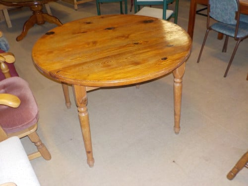 Massief ronde eettafel 105 cm in goede staat