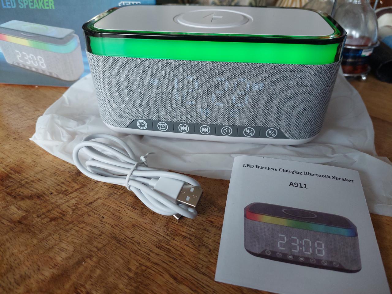 Nieuwe draadloze LED bleutooth speaker/klok/radio