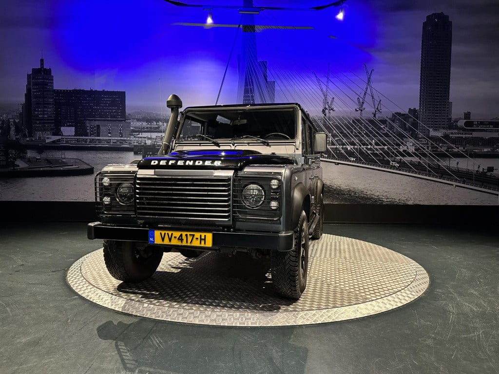 Land Rover Defender 2.4 td 110" x-tech dc *grijs kenteken 7 persoons*