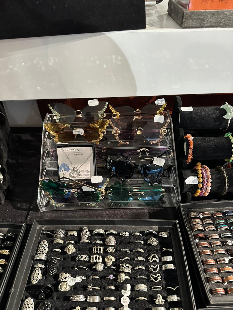 Partij sieraden te koop oa hangers, armbandjes, oorbellen en ringen
