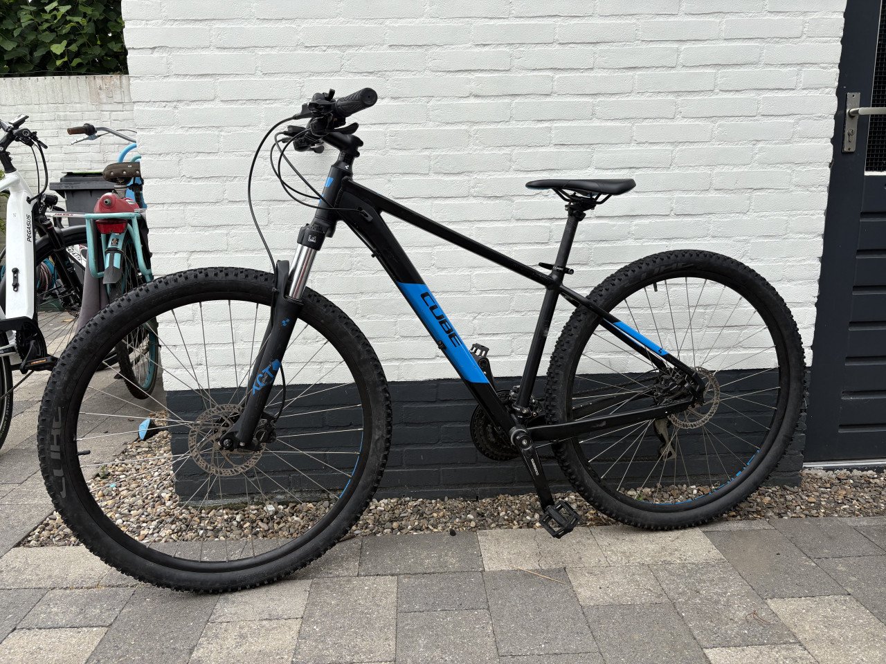 Zwarte MTB Cube 29”/ 43cm