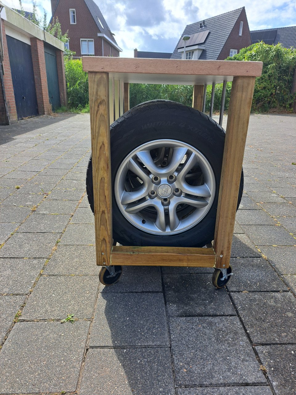 Verrijdbare werktafel/bandenopslag