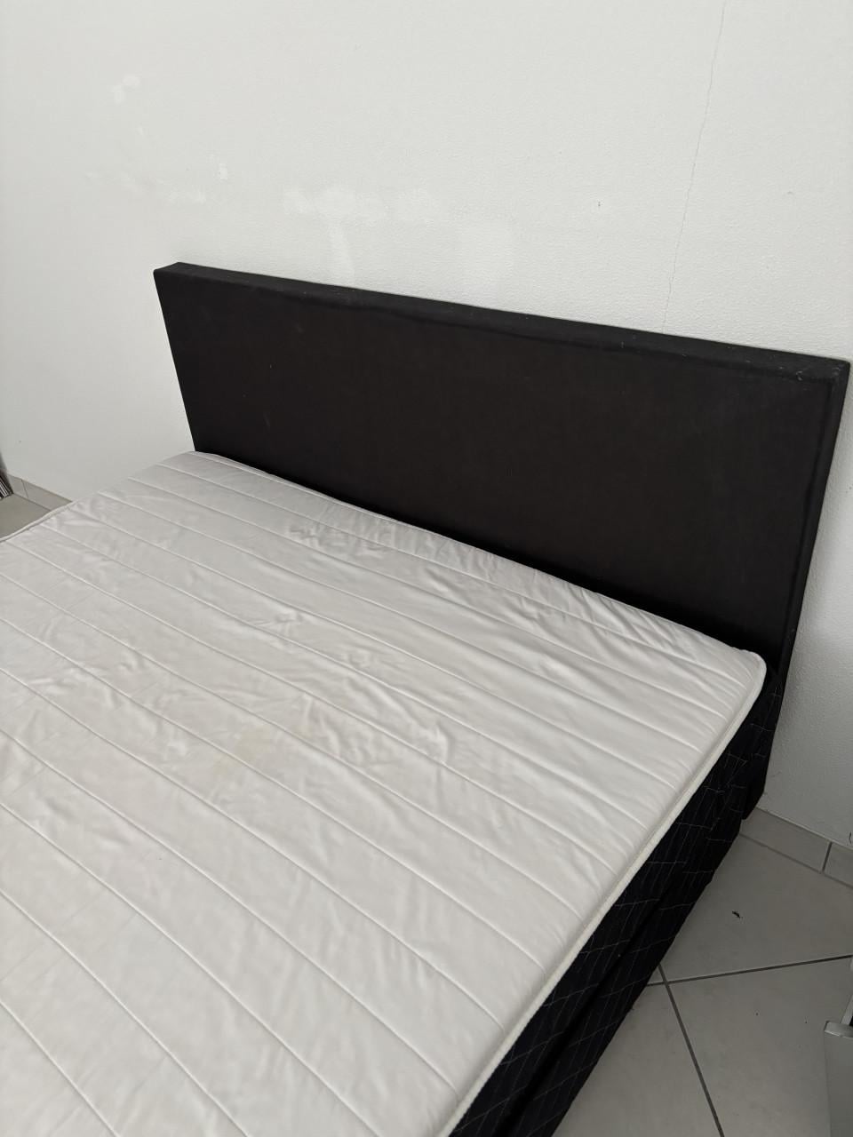 Bed met hoofd board.
