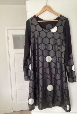Aparte jurk met lederlook stippen stretch maat L zgan