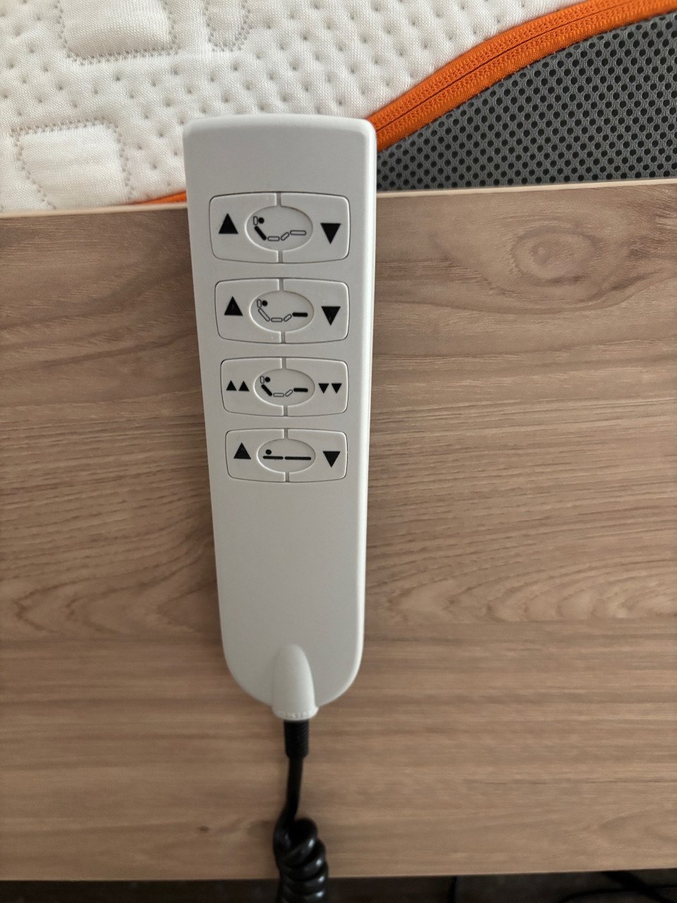 Bed (inclusief M-line matras , nachtkastje en hoog-laag functie)