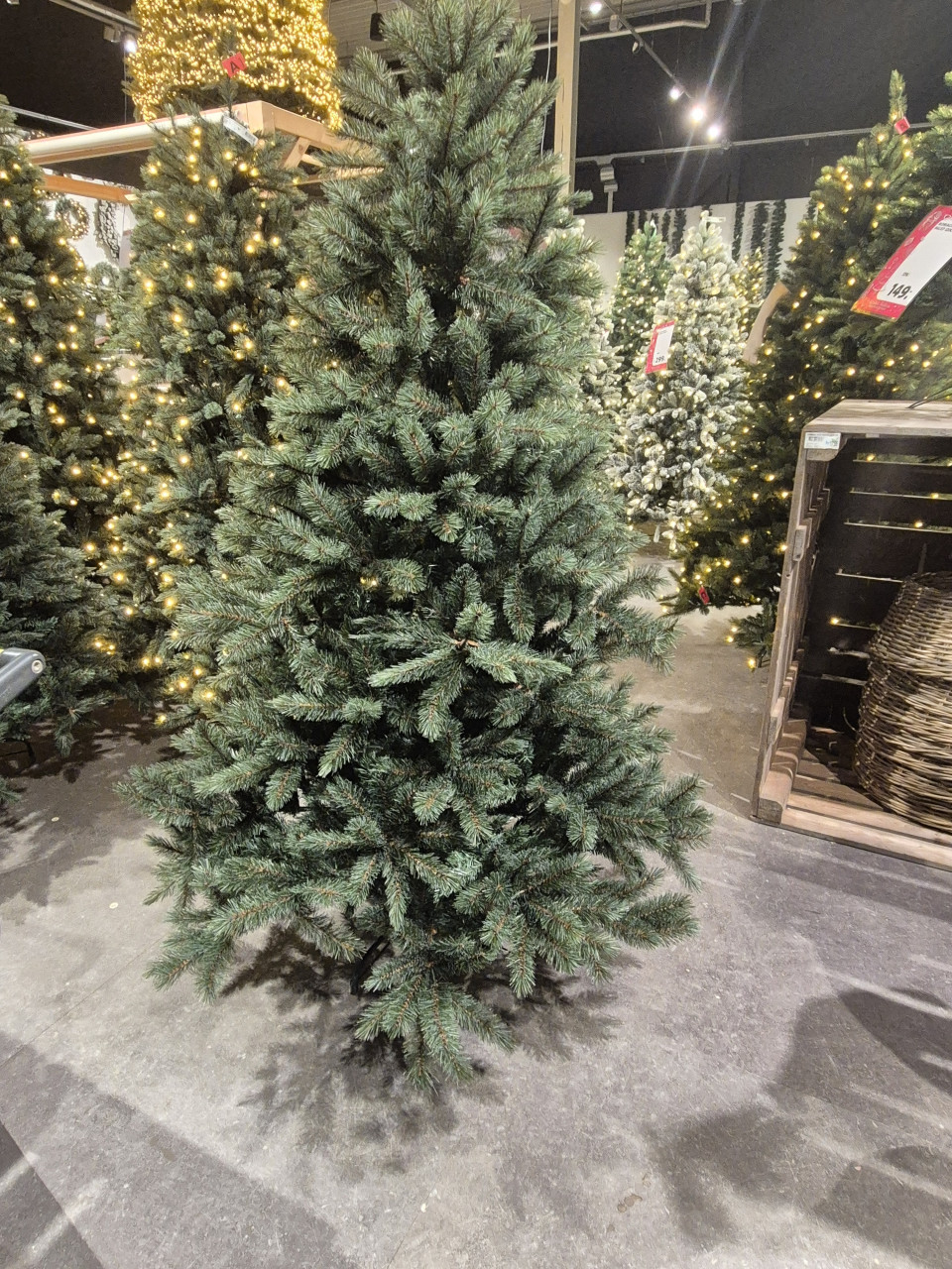 Te koop z.g.a.n.blauwspar kunstkerstboom