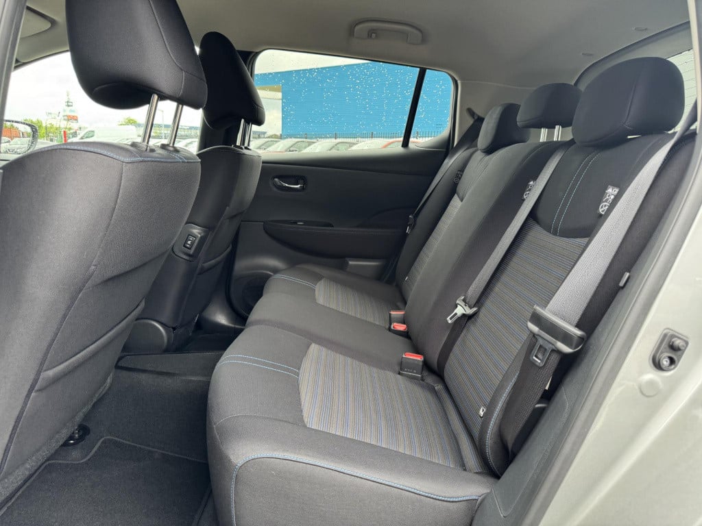 Nissan Leaf n-connecta 40 kwh | navigatie | 360° camera | stuur- + stoelver