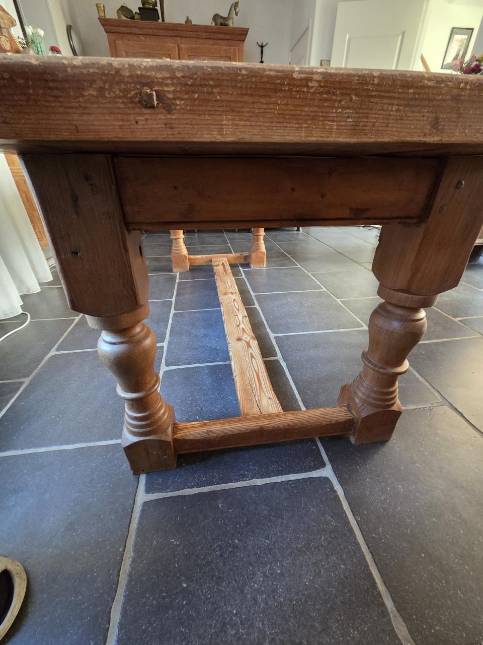 Oude kloostertafel, geleefd en karaktervol