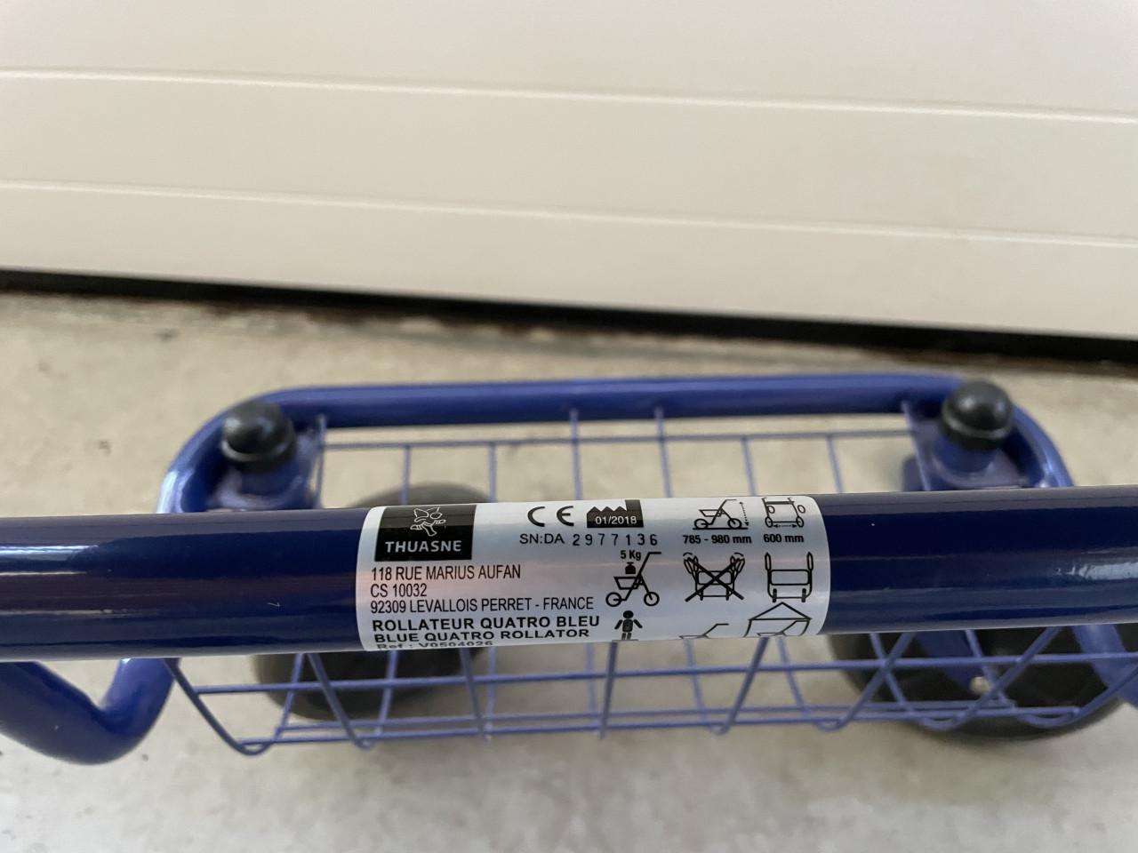 Te koop opvouwbare rollator met dienblad en mandje.