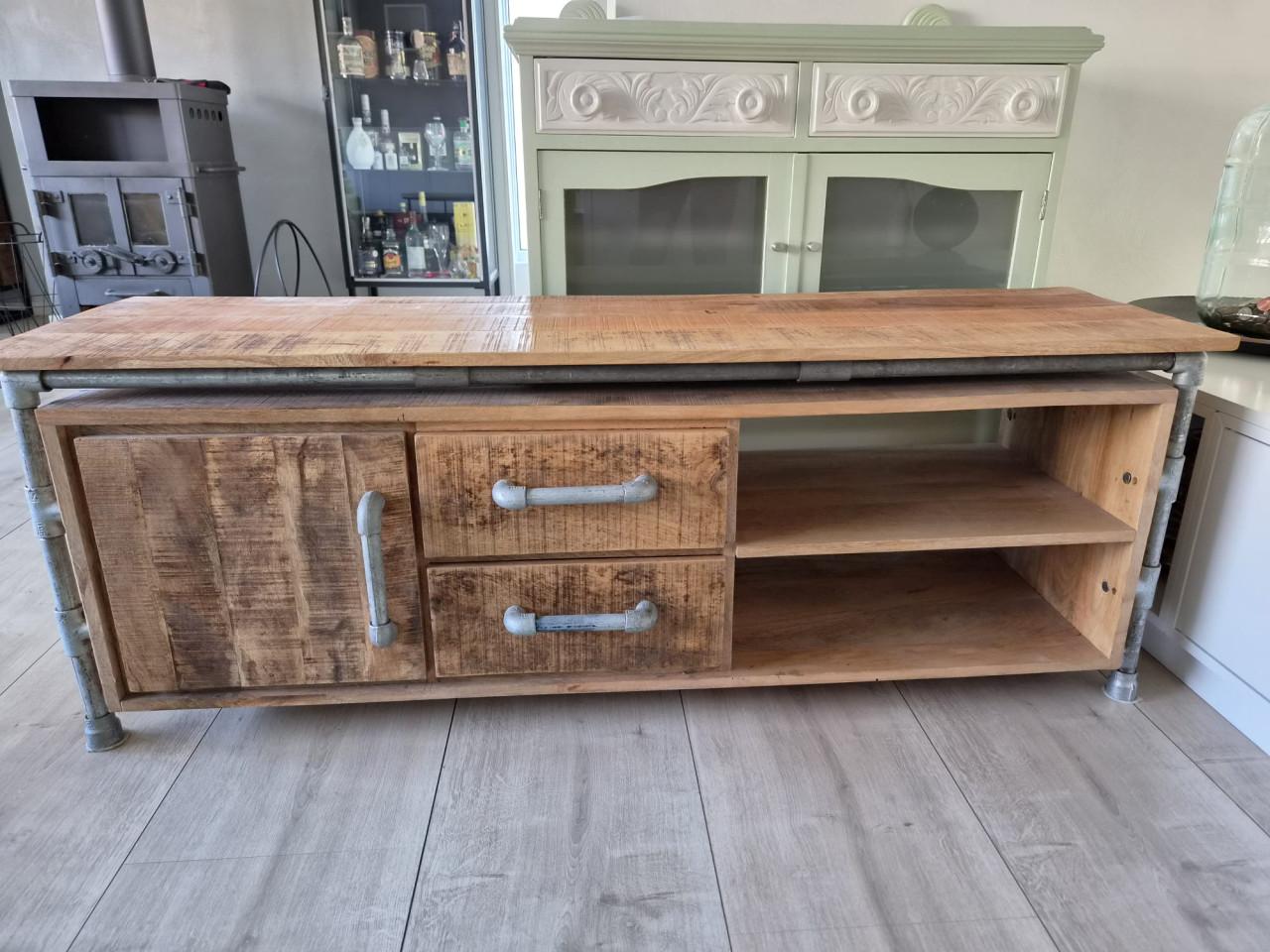 Industrieel kastje van mangohout met steigerbuizen, 149x40x52 cm