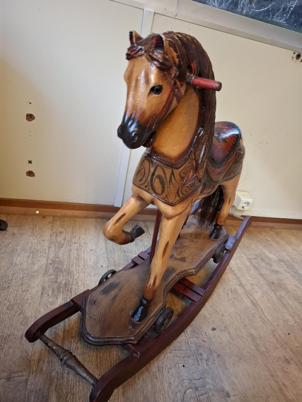 Antiek houten hobbelpaard