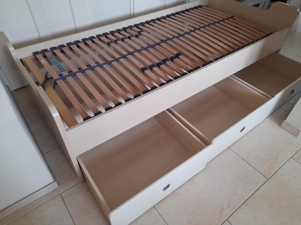 1 persoons Bed met laden (in goede nette staat )