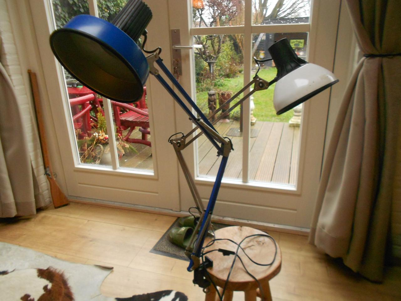 Twee vintage schaar klem lampen.