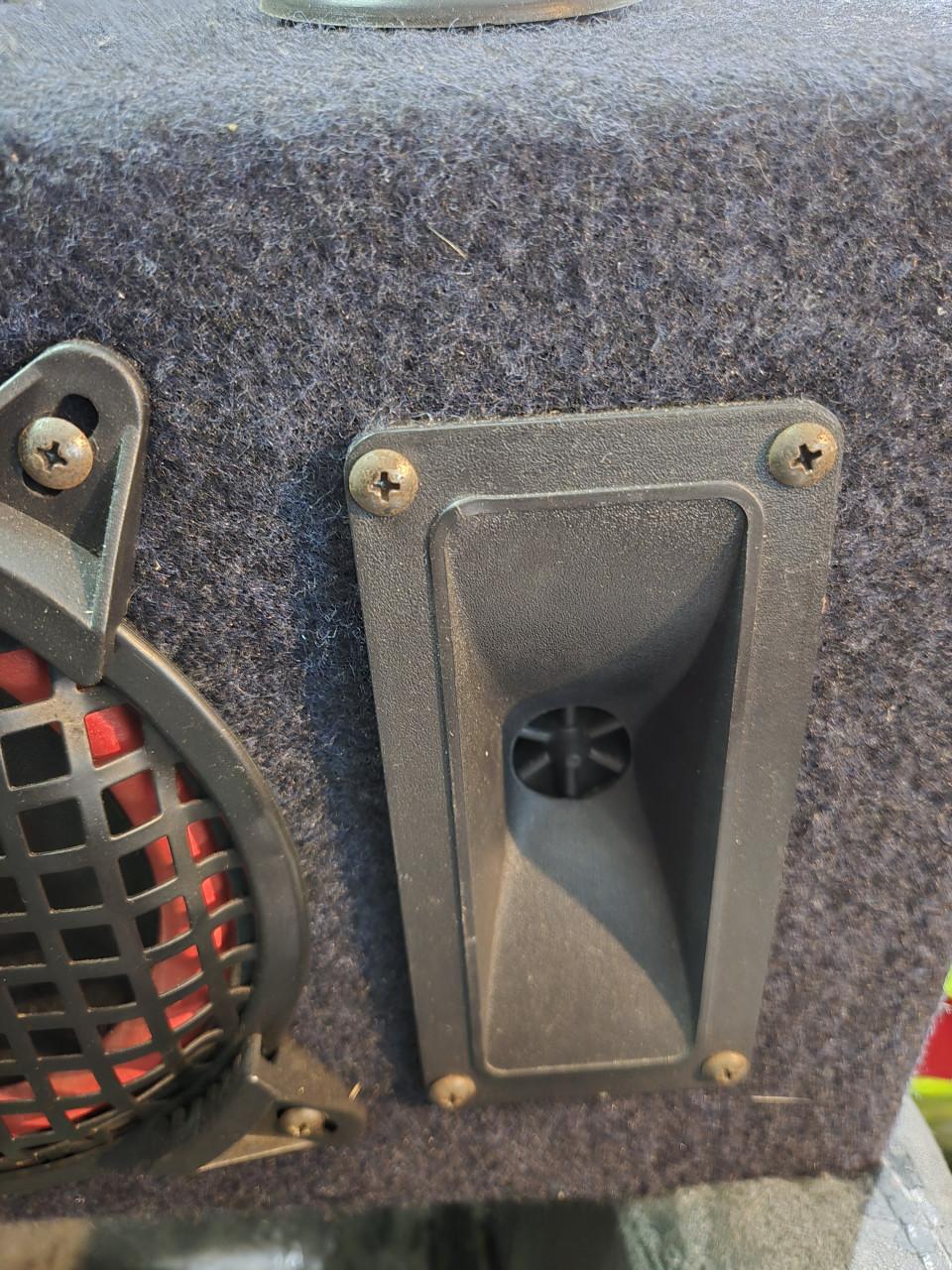 Robuuste speakerboombox met twee krachtige speakers en twee tweeters