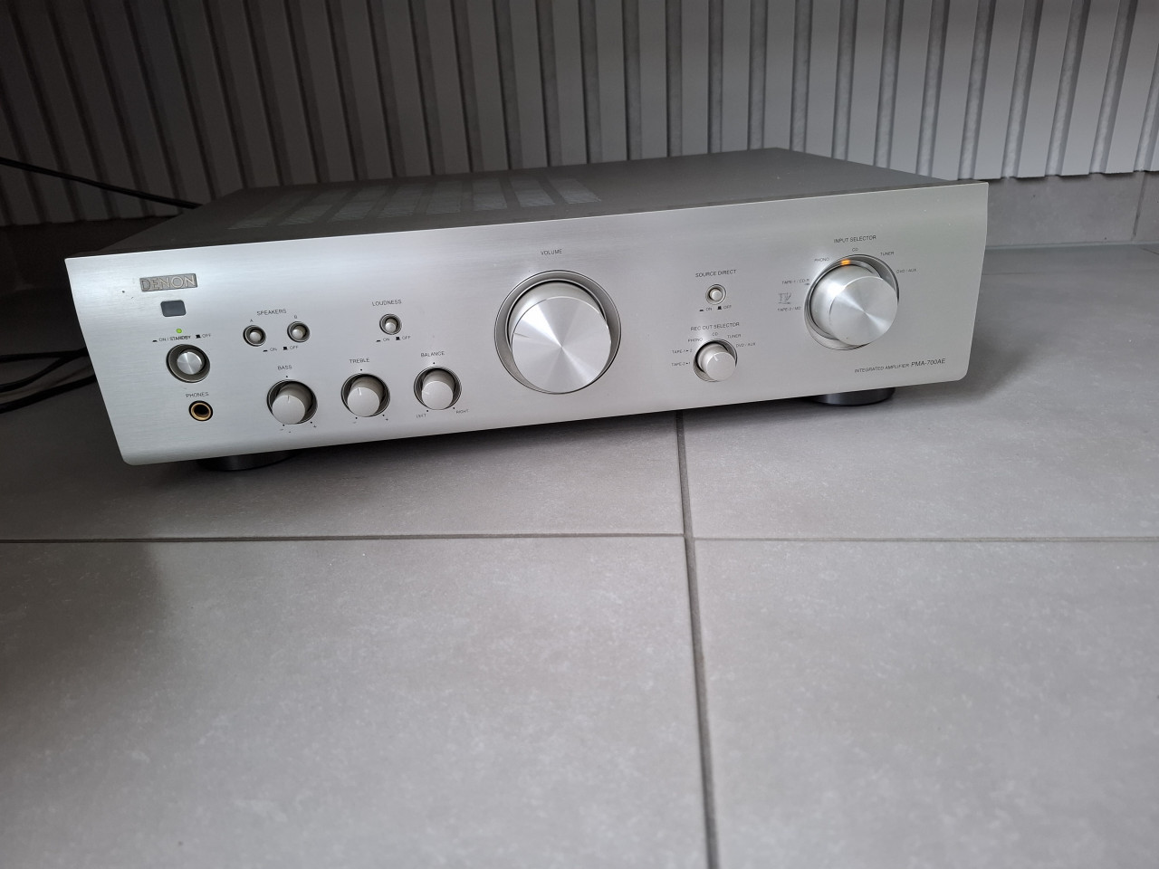 De DENON PMA-700AE versterker zilver