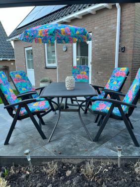 5 kussens tuinstoelen met bijbehorende parasol
