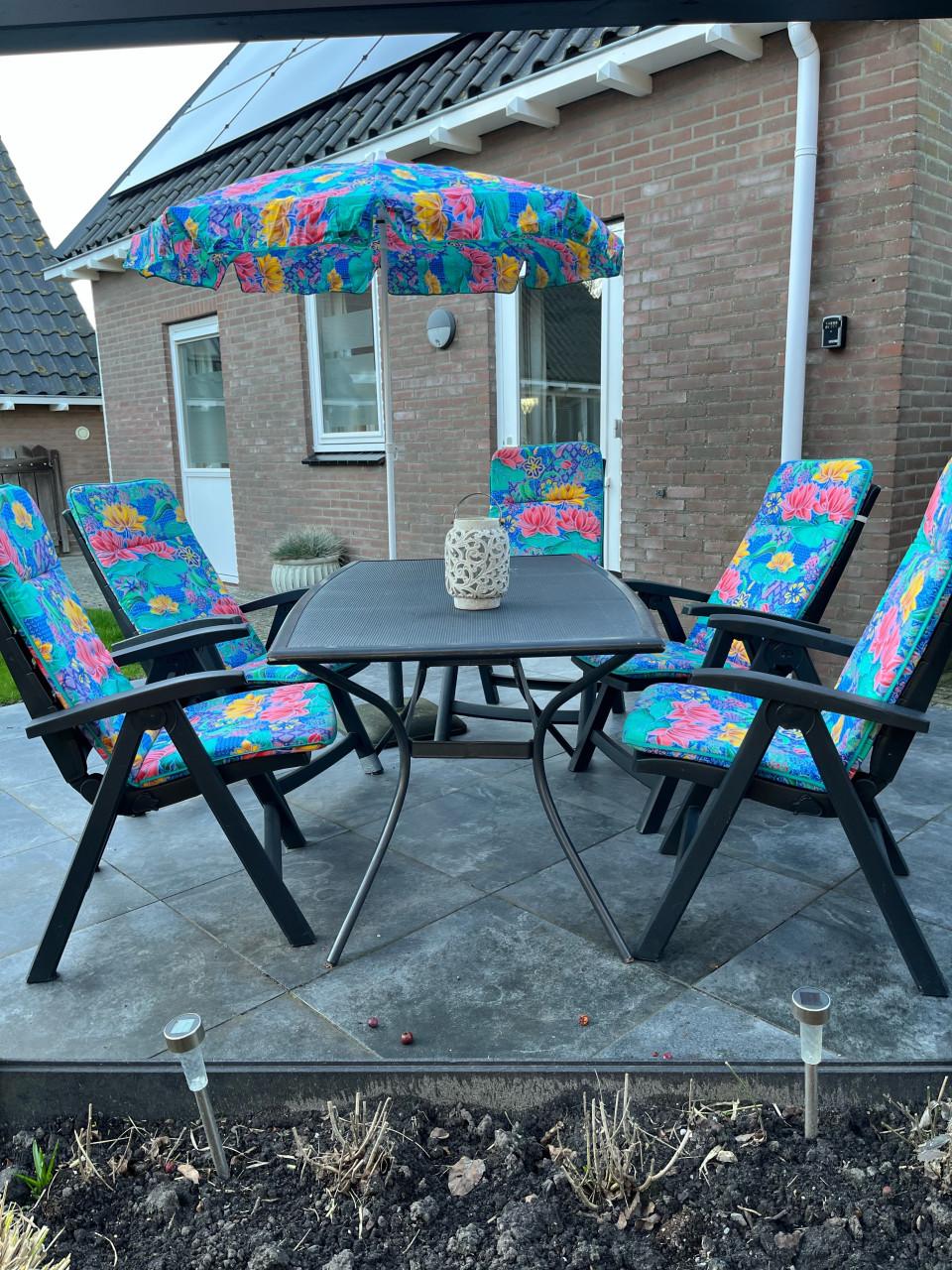 5 kussens tuinstoelen met bijbehorende parasol