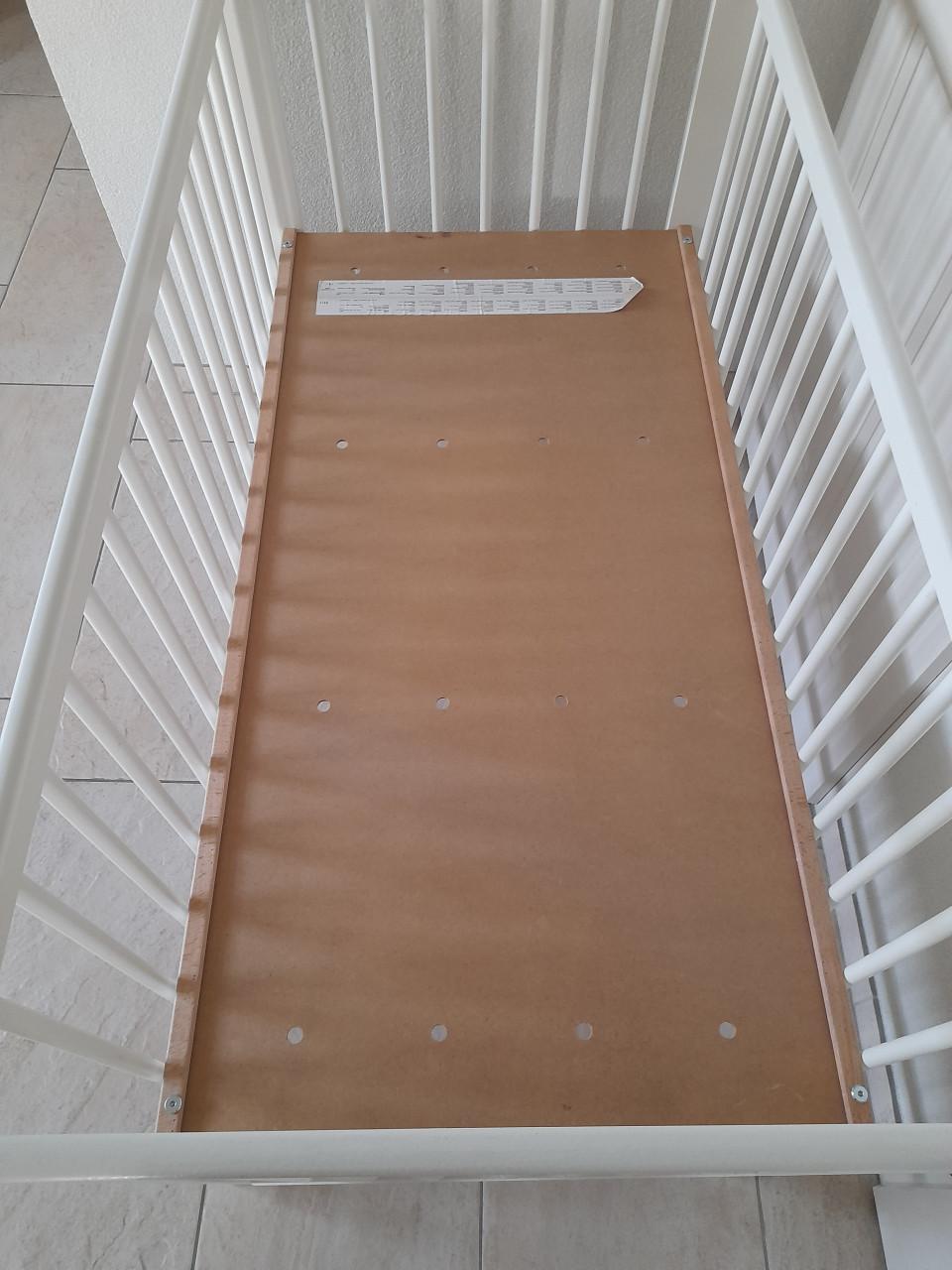 Wit ledikantje ( in goede staat )