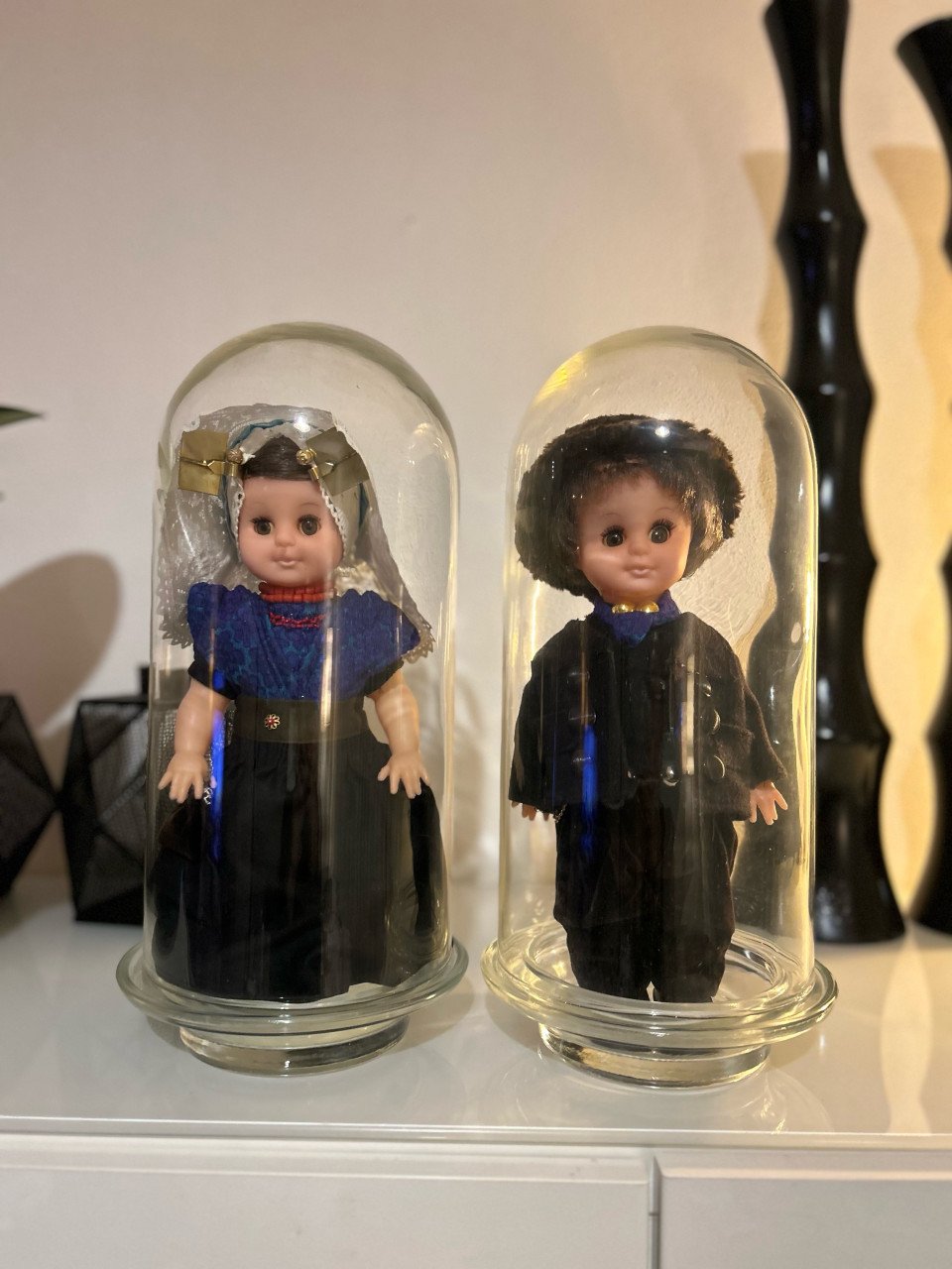 Poppen klederdracht in glazen stolp