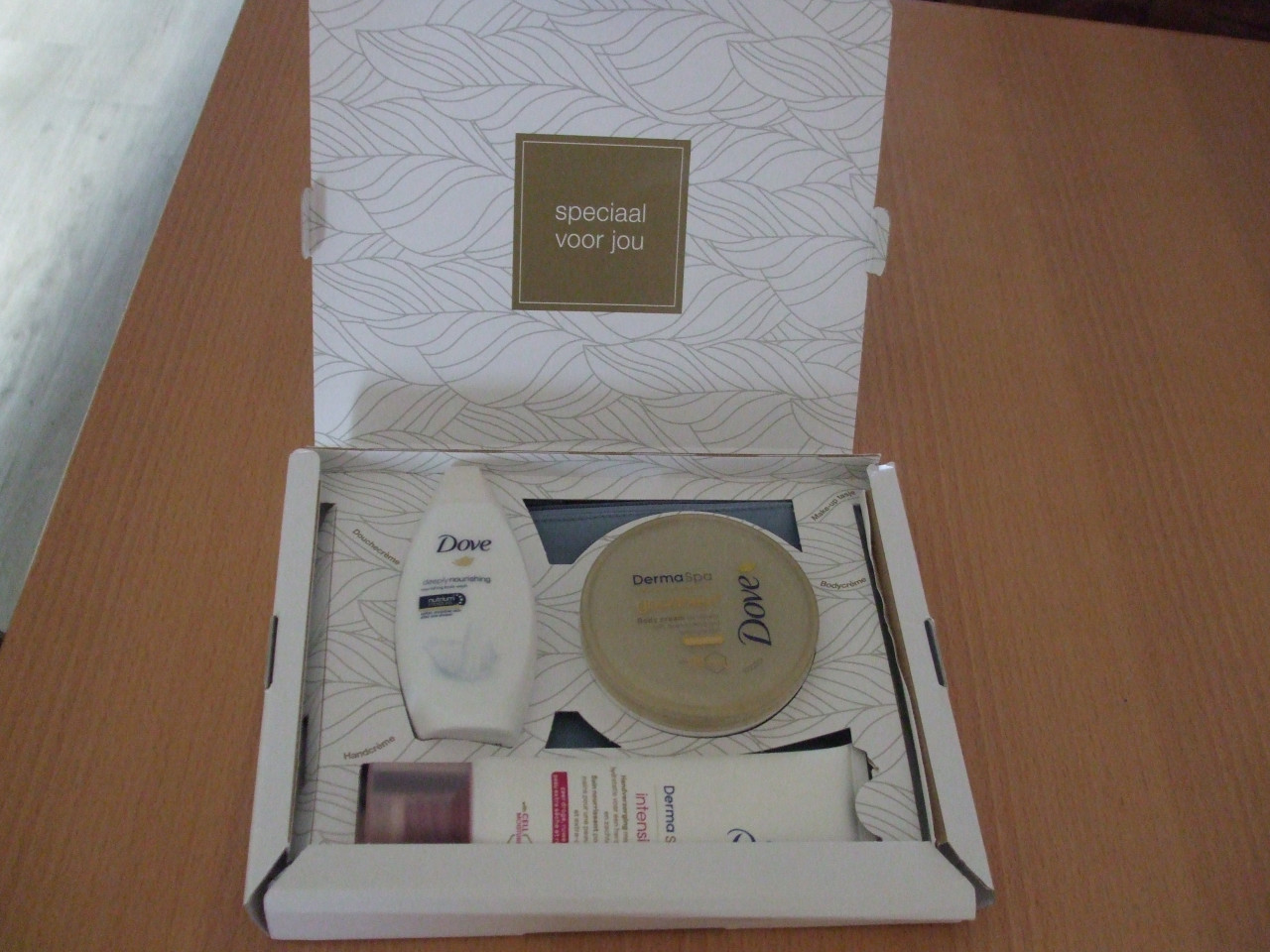 Te koop geschenkdoosje van "Dove".(nieuw).