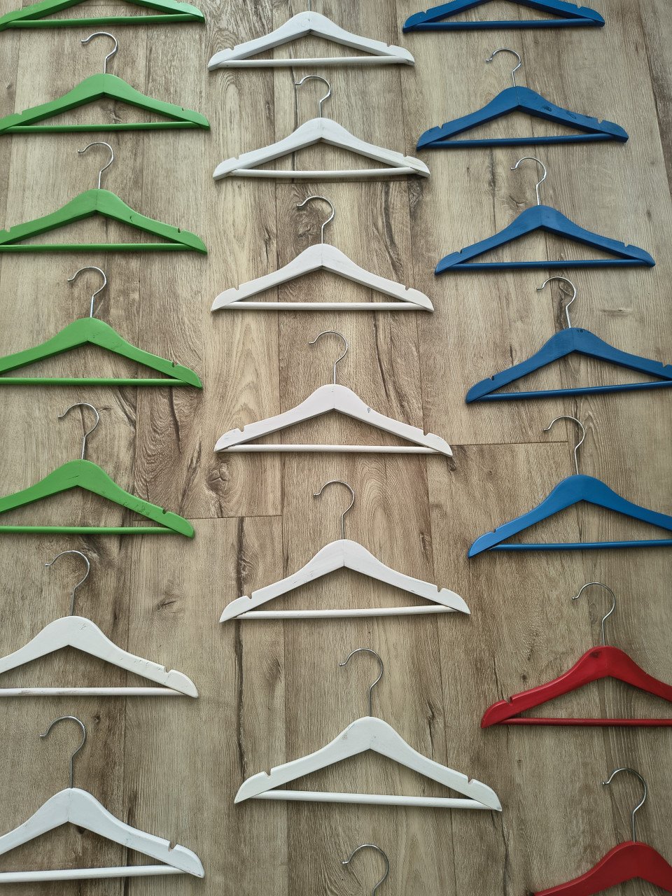 31x houten kledinghanger! Gekleurde kinder hangers hout.