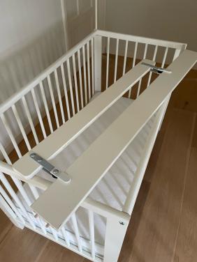 Babybedje met extra lage zijkant en matrasje