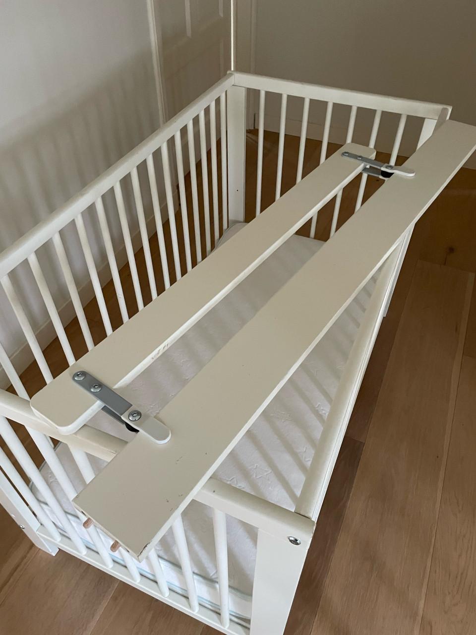 Babybedje met extra lage zijkant en matrasje