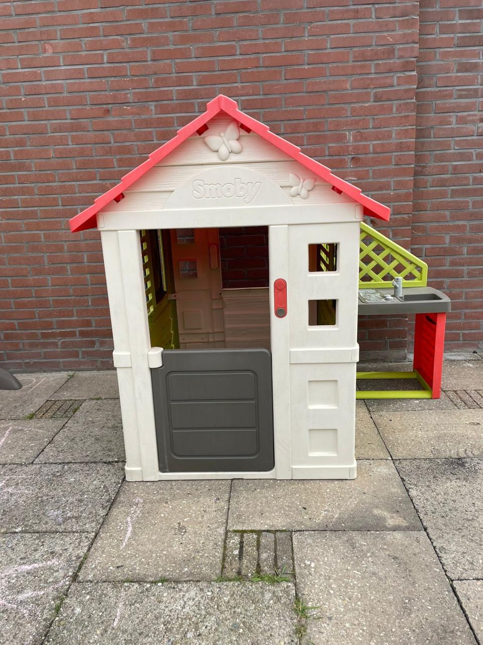 Smoby speelhuis + buitenkeuken, deurbel + ( water) glijbaan