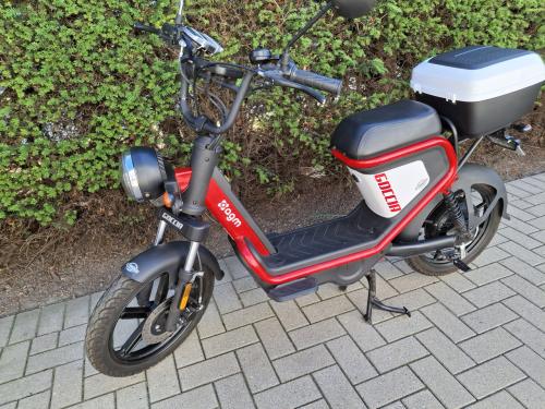 Snorfiets elektrische scooter. Snelheid 32km/uur.