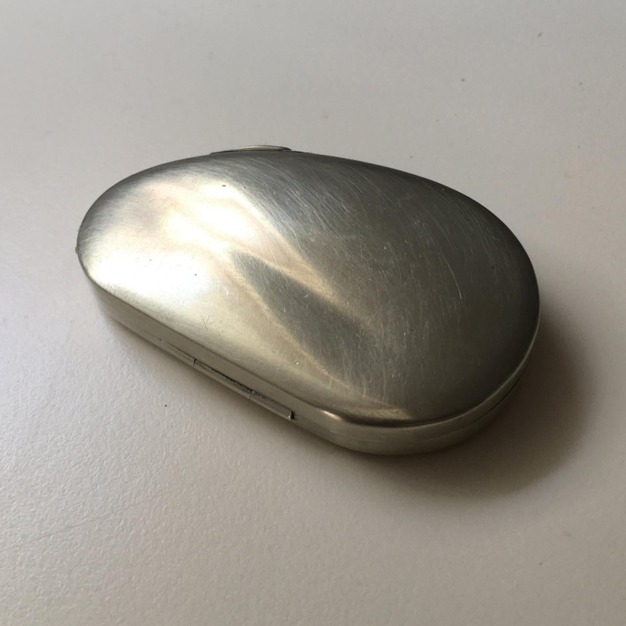 Een pince-nez in een zilveren doosje