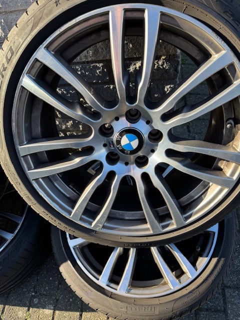 4 originele lichtmetalen BMW velgen met Pirelli banden (255/35 R19 96Y).