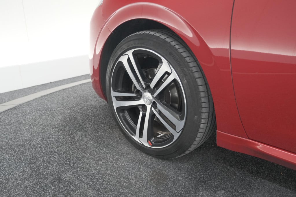 Peugeot 208 puretech 110 gt-line | apple carplay | parkeersensoren | climat