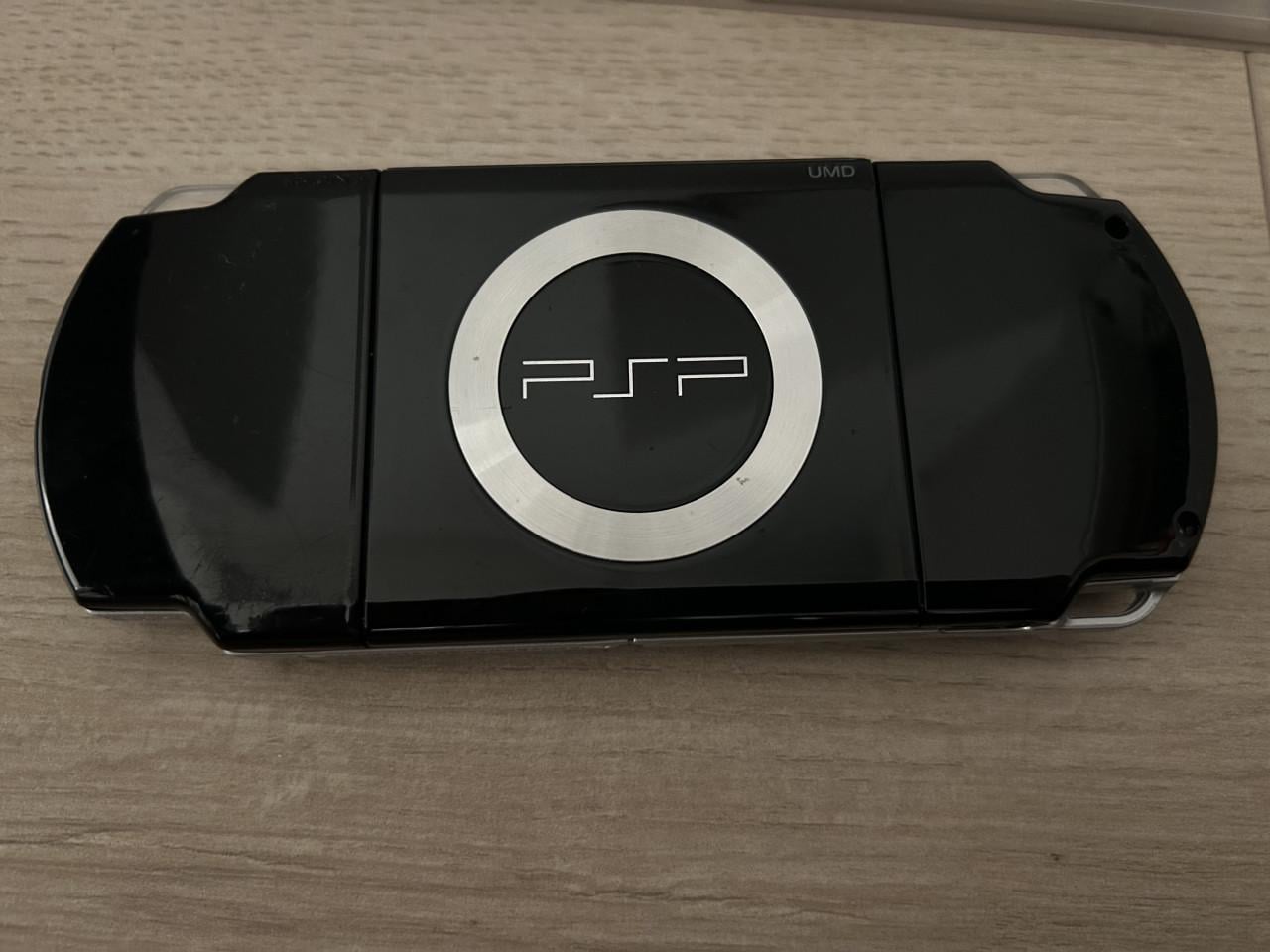PSP 2000 met case en spellen