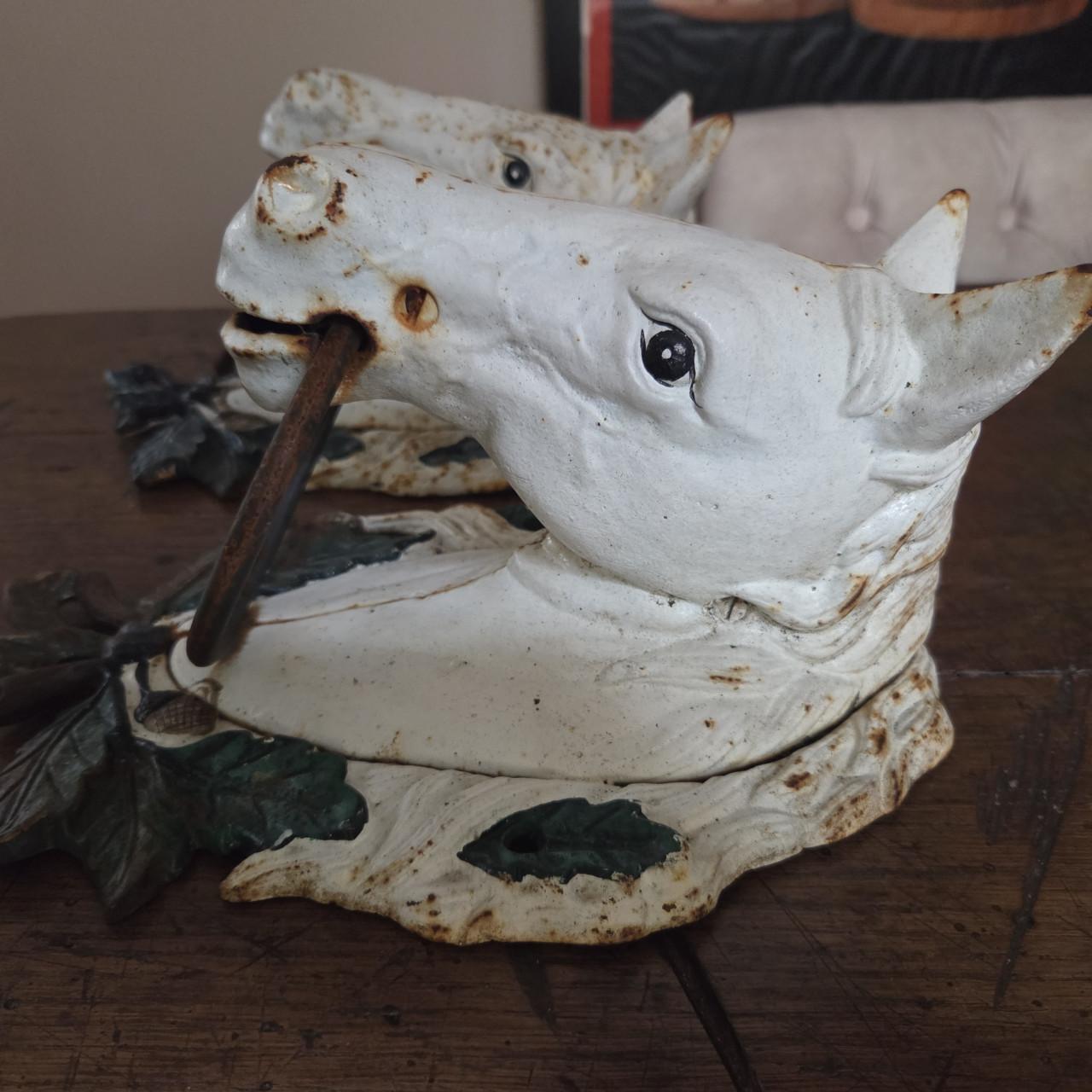 Brocante gietijzeren paardenhoofden