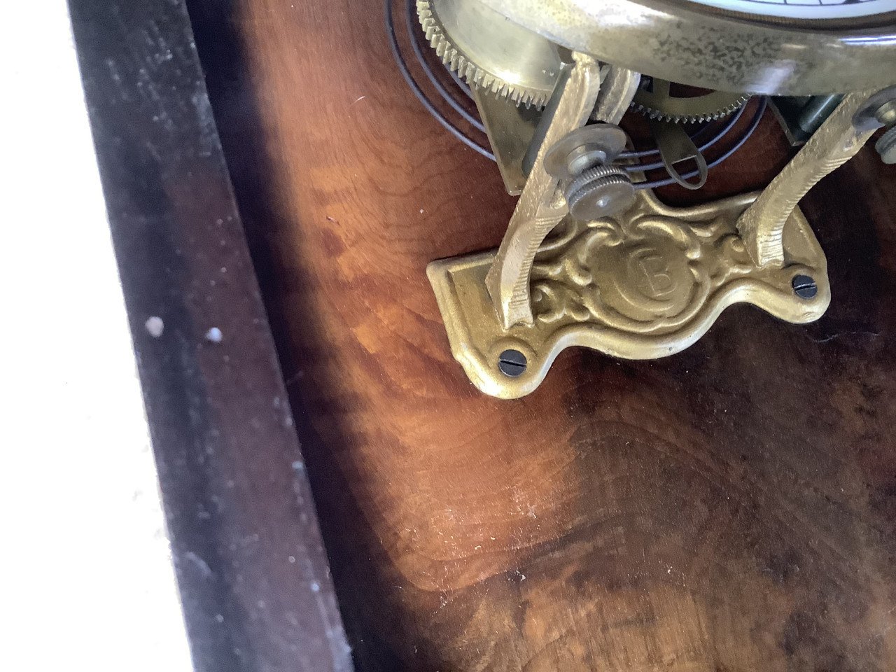 Oude, vintage hangklok met slinger en sleutel.