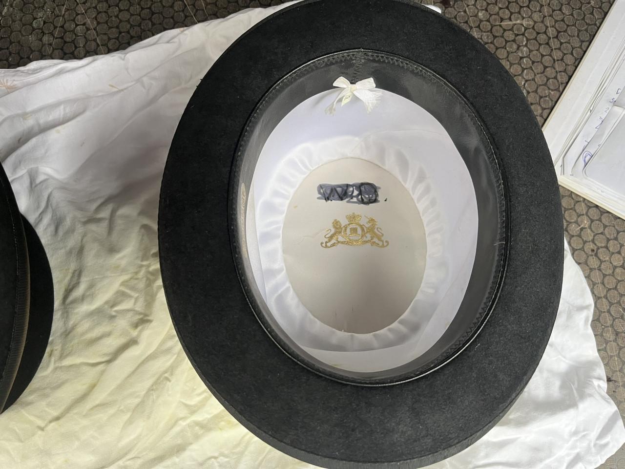 2 Zwarte hoge hoeden Wegener en Elite