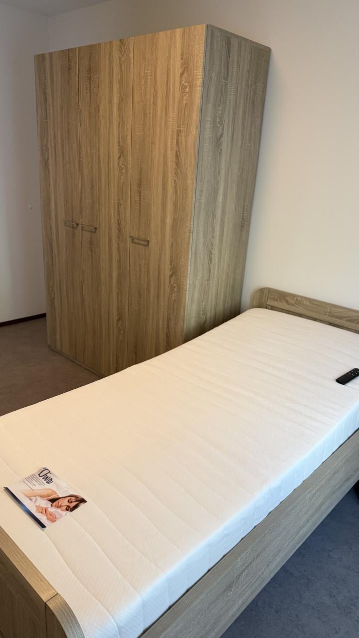 Slaapkamer: elektrisch seniorenbed (incl matras), kledingkast + nachtkastje