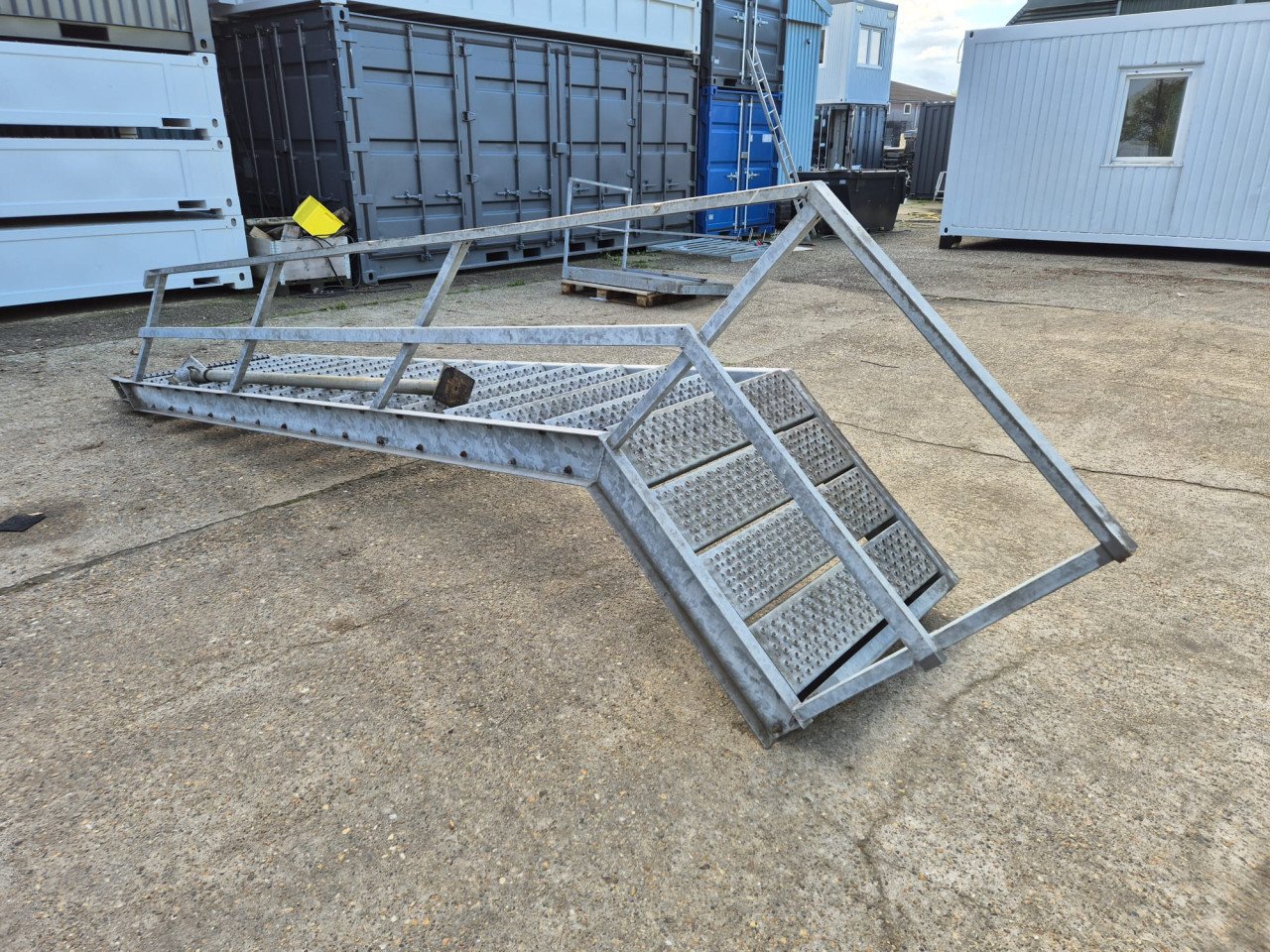 Gegalvaniseerde stalen buitentrap met bordes 280cm