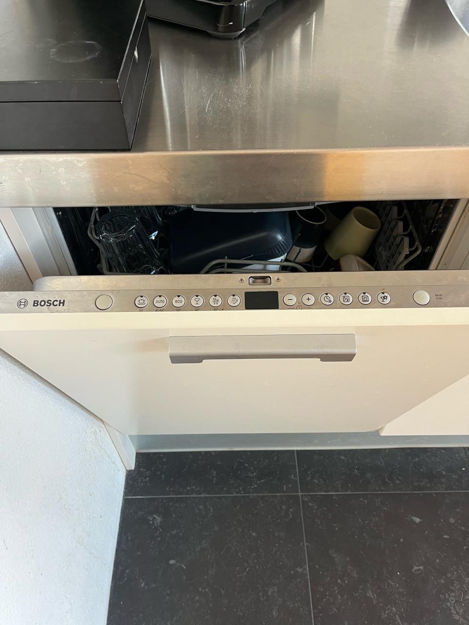 Kookeiland van het merk Composit, met rvs aanrechtblad en inbouwapparatuur