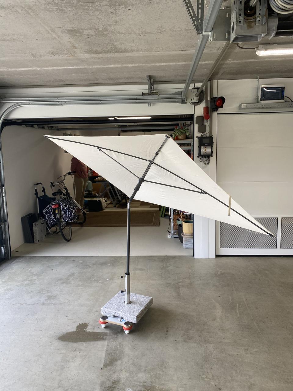 2 rechthoekige parasols inclusief toebehoren zoals marmeren voet