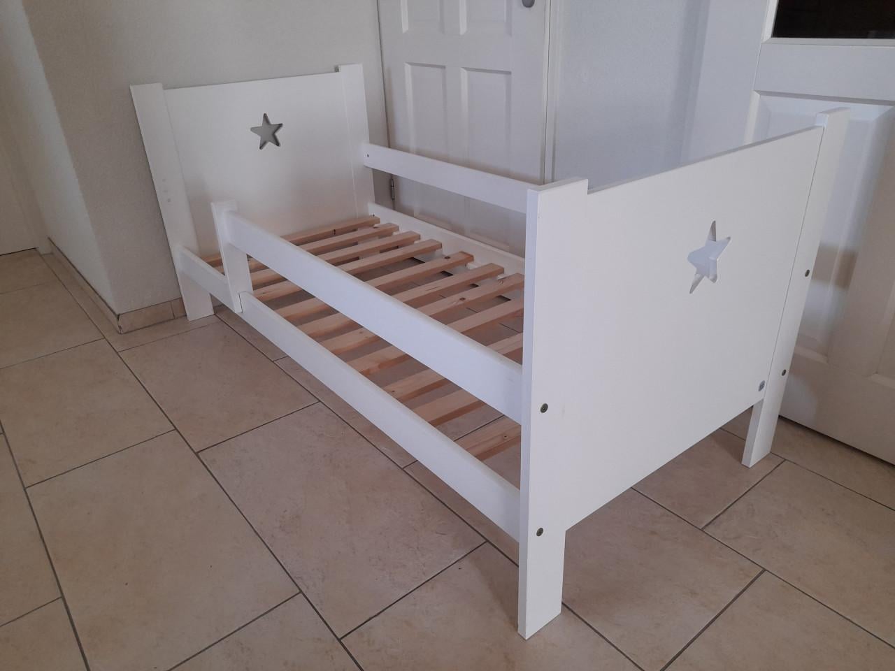 Peuter bed  met lade en met net  matras (in goede nette staat ) 70 x 160