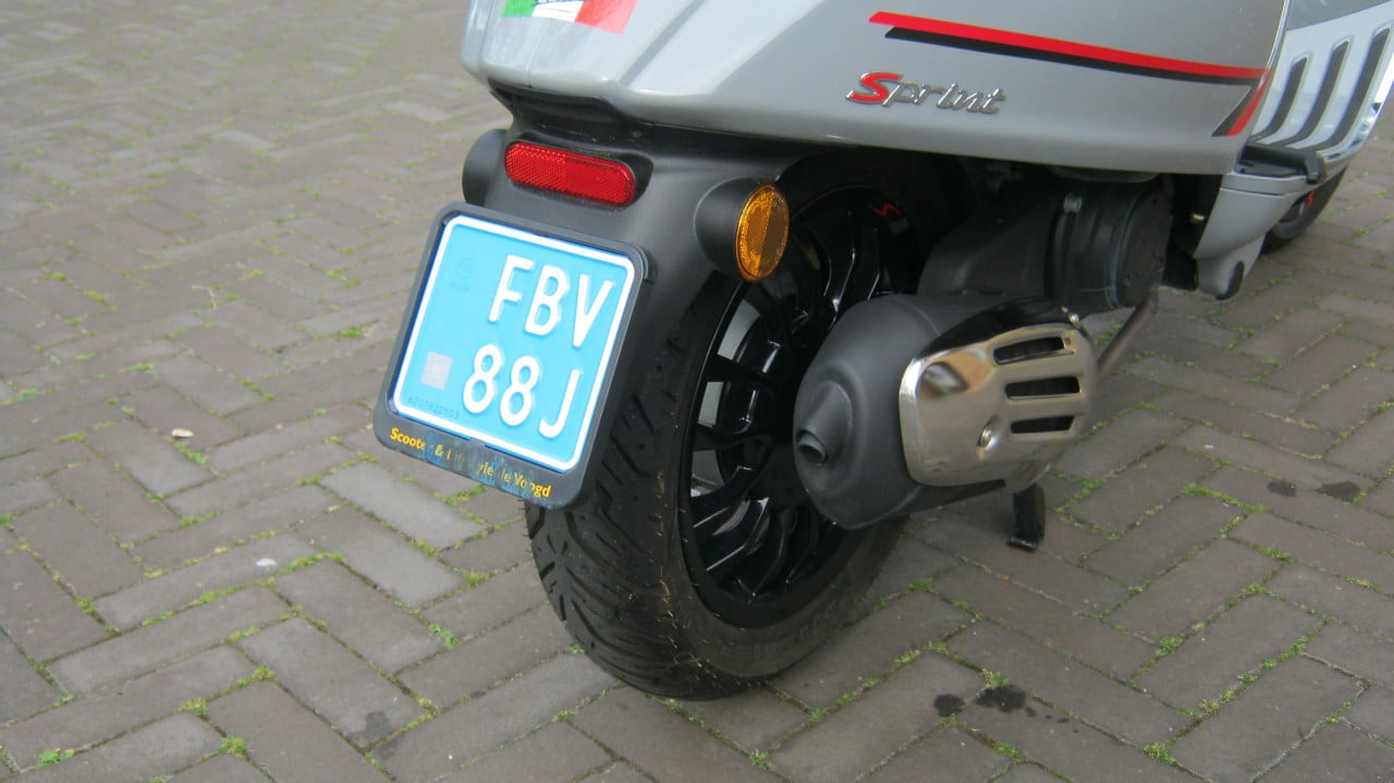 NIEUW VESPA SPRINT MET 731 KM OP DE TELLER 3000 EURO