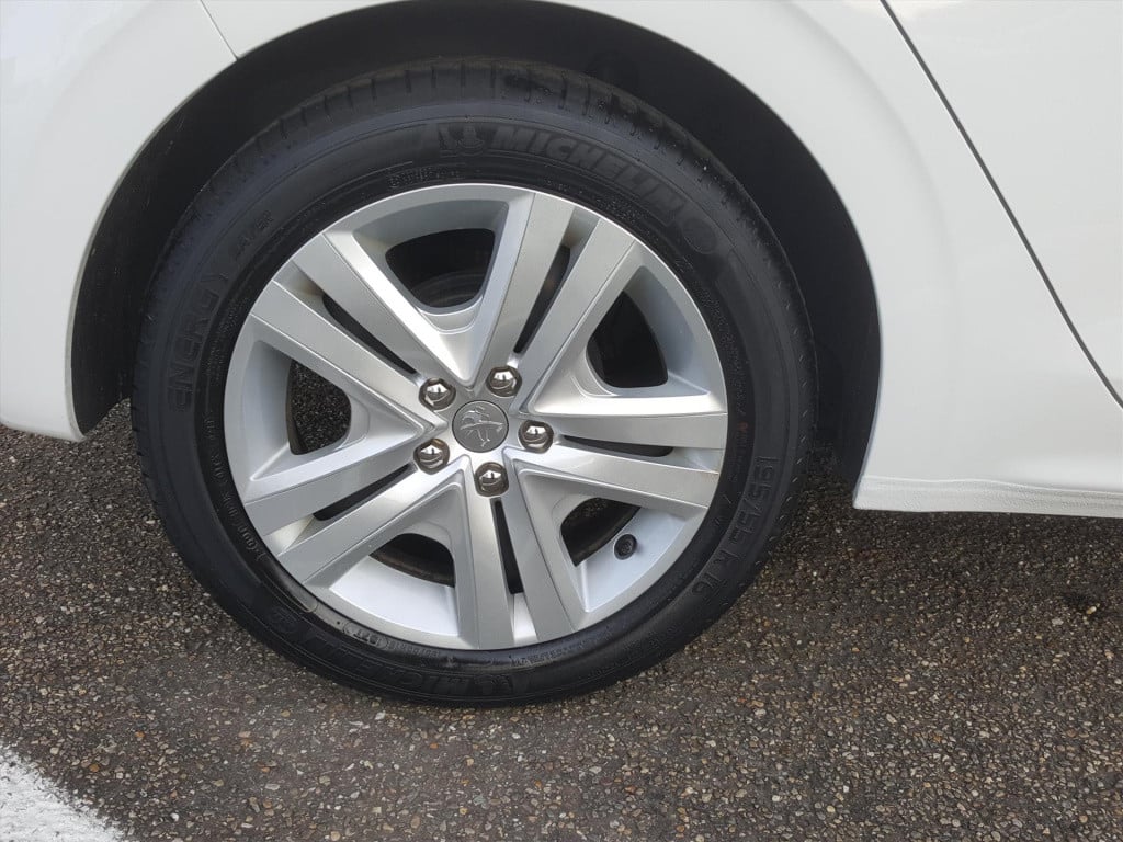 Peugeot 208 1.2 puretech 82pk signature navigatie | cruise control | airco 