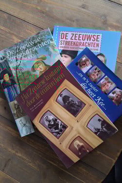 Zeeuwse Streekdracht boeken 4x