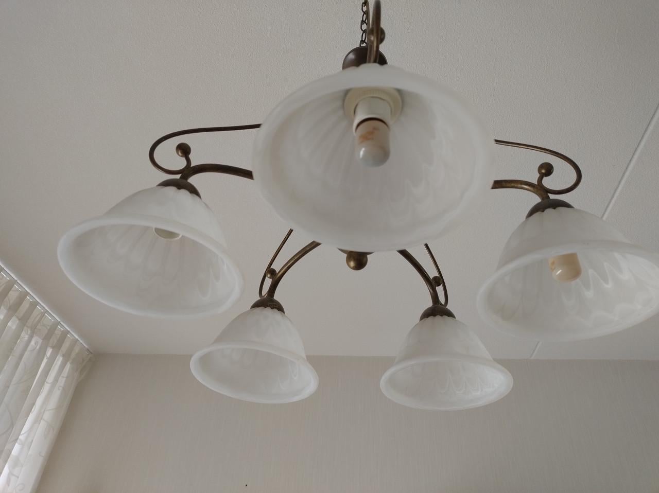 5-armige hanglamp met bewerkte glazen kapjes