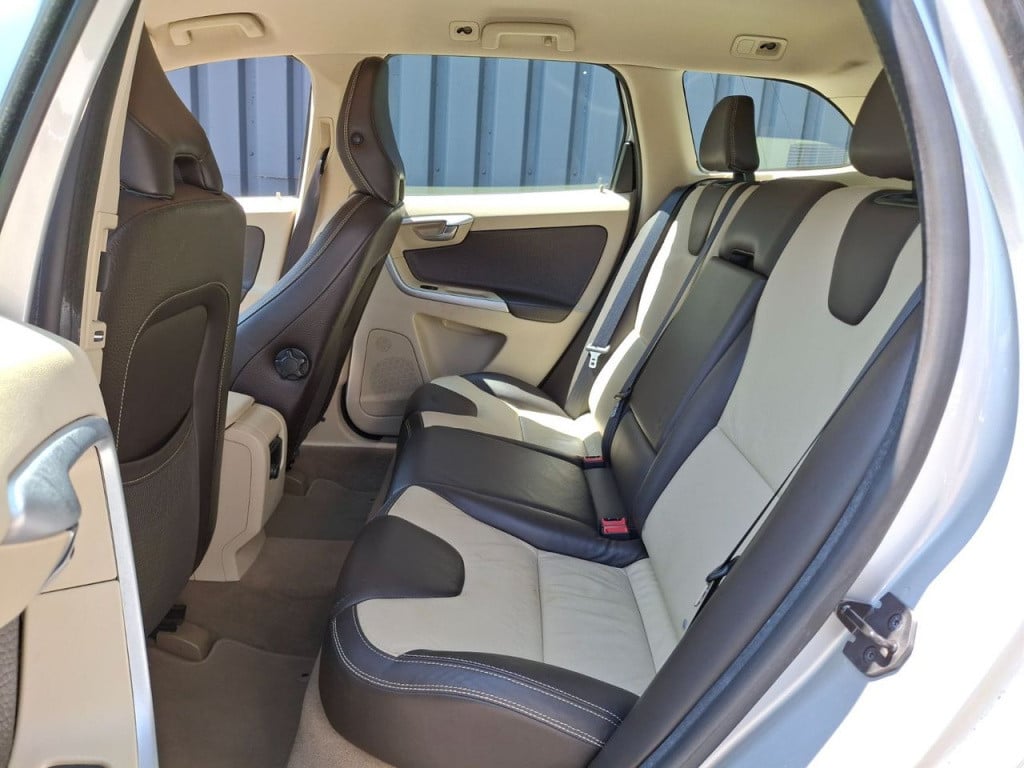 Volvo XC60 2.0 t5 kinetic xenon | leder | dealer onderhouden!