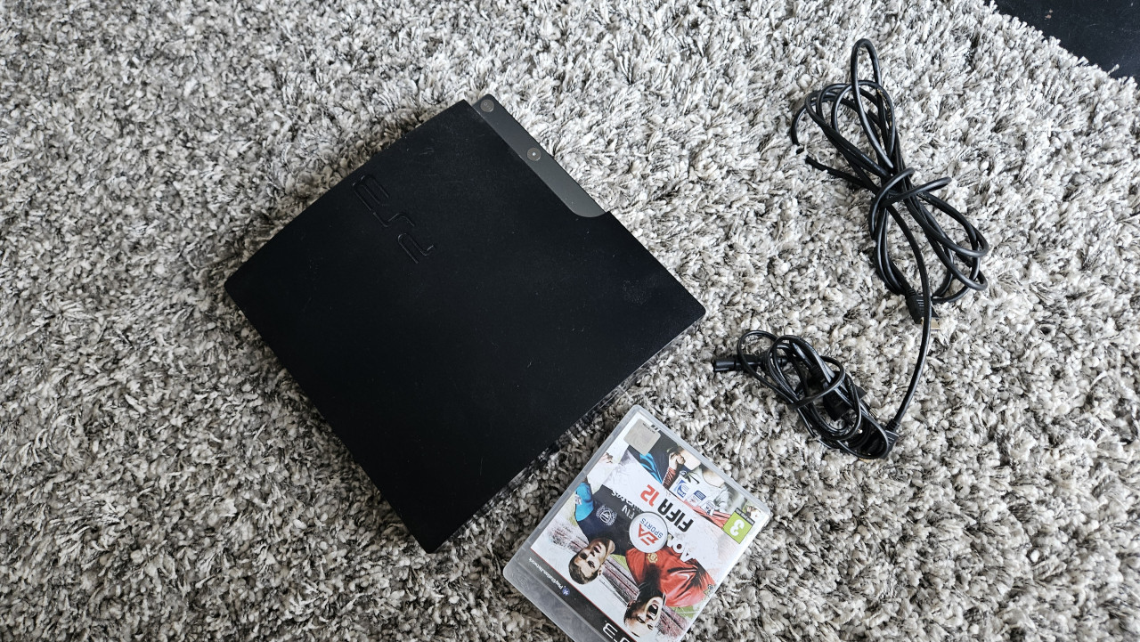 Sony PlayStation 3 Slim 250GB + FIFA 12