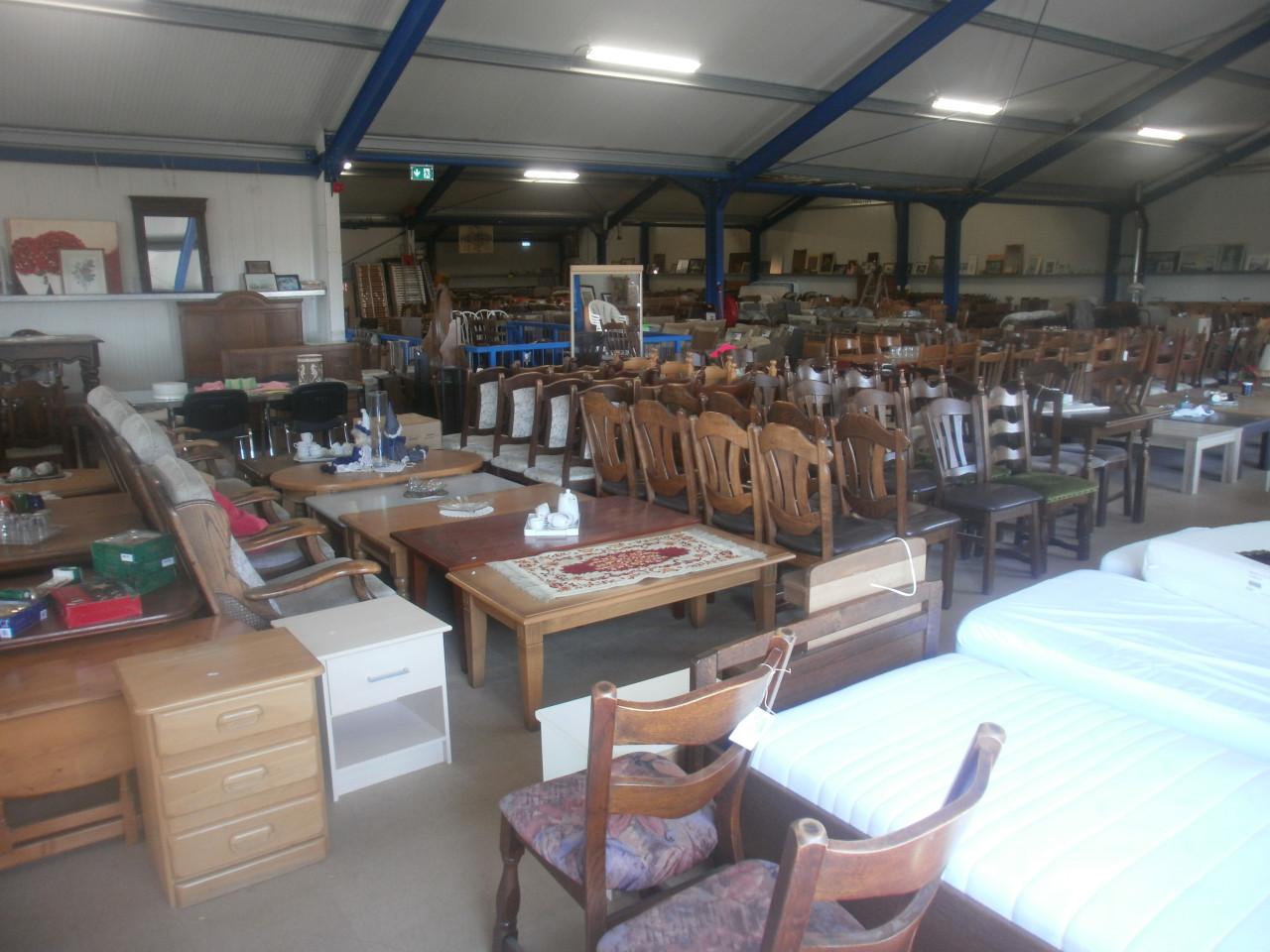 Geheel massief blank eiken wandmeubel in vrijwel nieuw staat